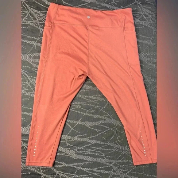 Danskin- Women's Reflective Capri Legging- High-Rise- Wide Waistband. - Picture 8 of 9